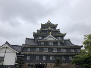 城ぶら「岡山城」！戦国の歴史を刻む漆黒の城と安らぎの名園