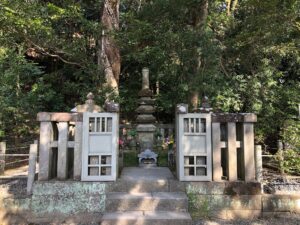 鎌倉「源頼朝の墓」！東国の王者・源頼朝死す…その死因は何か？