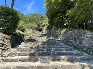 信長"天下布武"の象徴「安土城」！大手道や天守跡など圧巻の王城跡