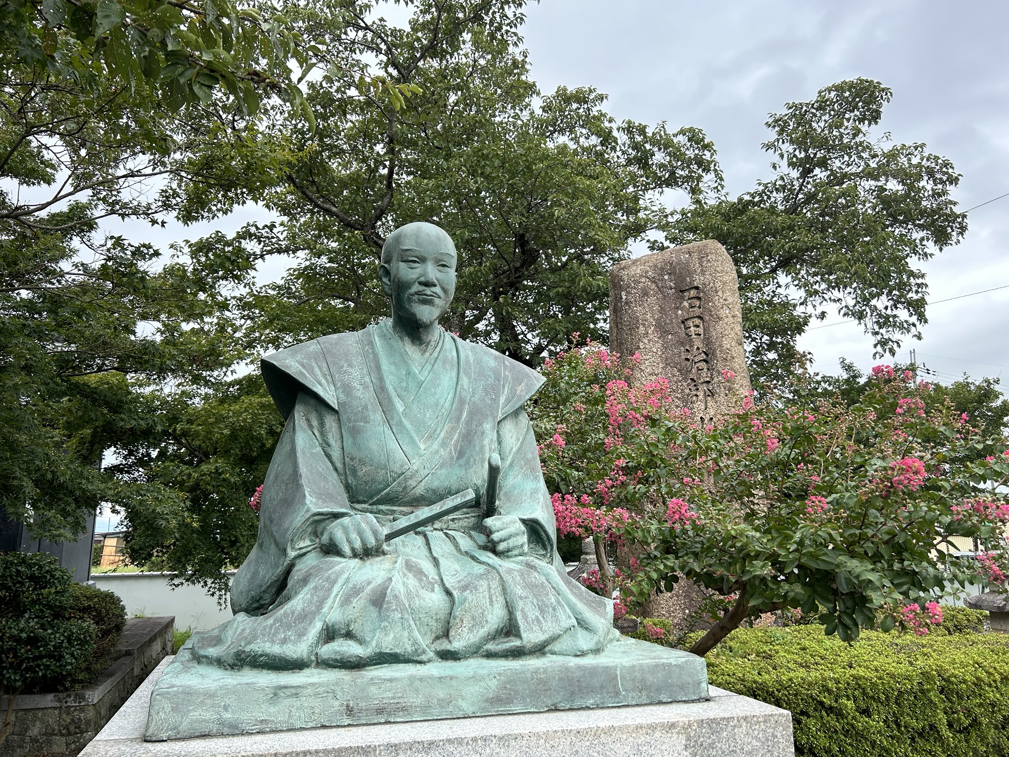 石田三成ゆかりの地「石田三成出生地」、秀吉との出会い"三献の茶"で知られる「観音寺」