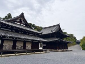 寺社ぶら「泉涌寺」！山内に広がる聖地「御寺」へ。荘厳な伽藍と御陵を巡る京都歴史旅