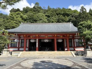 源氏ゆかりの京都「鞍馬寺」！若き日の義経が再起の牙を研いだ洛北の霊山。九十九折の参道を登る！