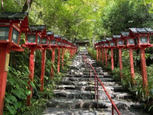源氏ゆかりの京都「貴船神社」！水の神と赤燈籠の幽玄美！牛若丸の心願成就の足跡を辿る