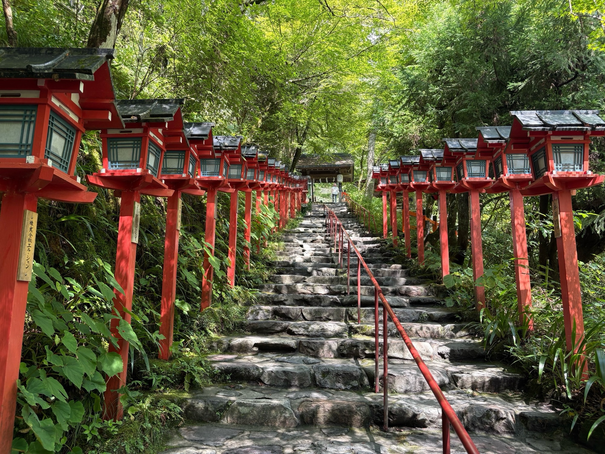 源氏ゆかりの京都「貴船神社」!水の神と赤燈籠の幽玄美!牛若丸の心願成就の足跡を辿る